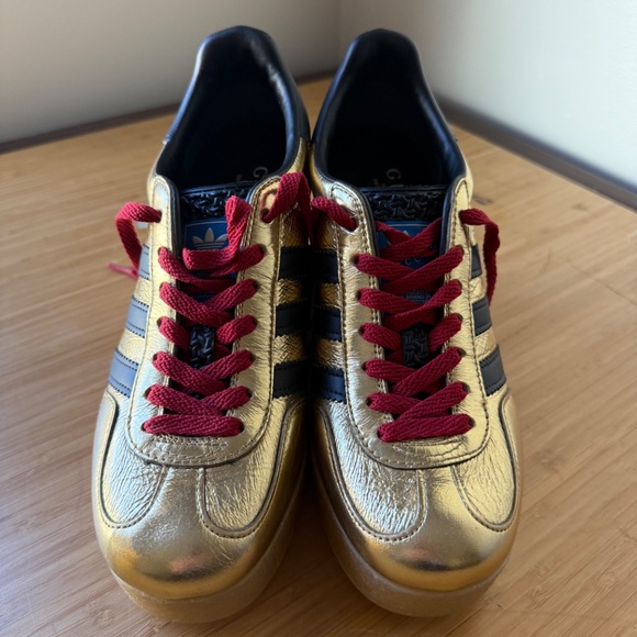 This is a Gucci x Adidas Gazelle Wedge sneaker in metallic gold - Picture 4 of 6
